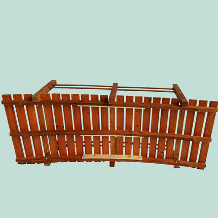 Holzbrücke für den Garten mit Bogen und Geländer