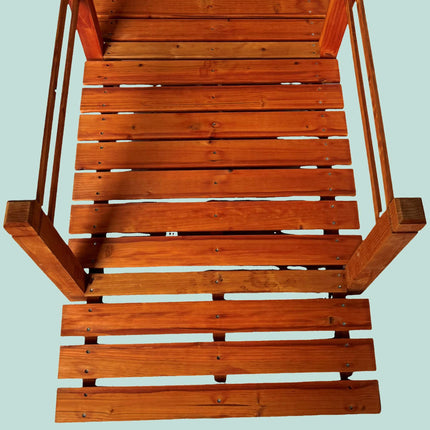 Holzbrücke für den Garten mit Bogen und Geländer