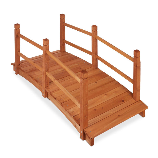 Holzbrücke über Teich mit Geländer