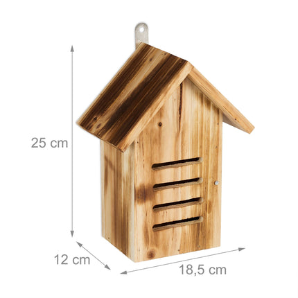 Marienkäferhaus aus Holz mit Flammen